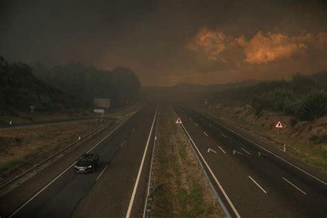 Incendios En Galicia El Fuego Siembra El Caos En Verín Viviendas Y