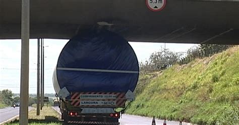 G Carreta Acima Da Altura Permitida Fica Presa Em Viaduto Em Uberaba