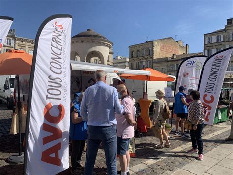 Je Marche Avc Le Minibusavc Sur Le March De Libourne