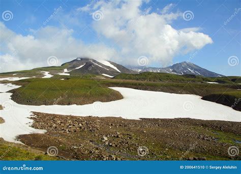 Het Berglandschap En De Opwindende Zomer In Kamchatka Het Land Van