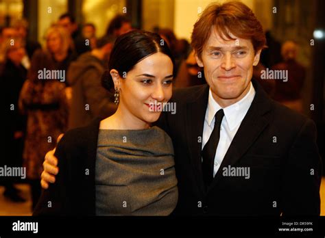 Febrero 11 2009 Atenas Grecia El Actor Willem Dafoe Con Su Esposa