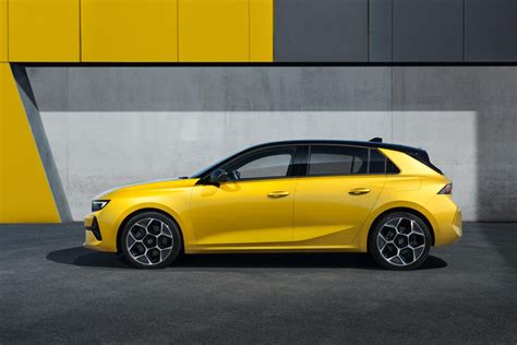 New Opel Astra hatchback debuts with 'Vizor' face and hybrid ...