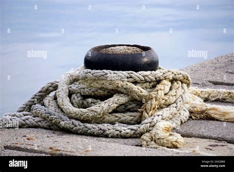 Bollards Bollard Damaged Banque D Image Et Photos Alamy