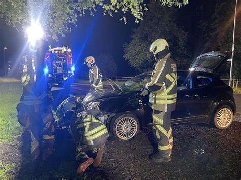 Alkoholisierter Autofahrer Prallte In Vorarlberg Gegen Baum Gai Au