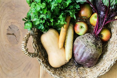 Kleurrijke Herfstsalade Met Pompoen Biet Wortel En Peterseliedressing