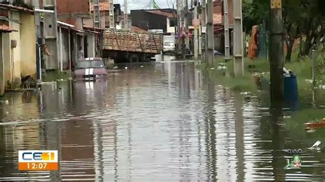 Chuva Alaga Ruas Transborda Rios E Moradores Deixam Casas Risco