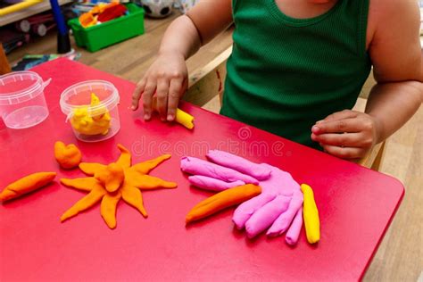 Las Manos De Los Niños Moldean La Masa Colorida Concepto De Educación