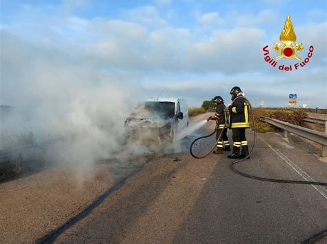 Furgone In Fiamme Nella Zona Industriale Donna Si Mette In Salvo