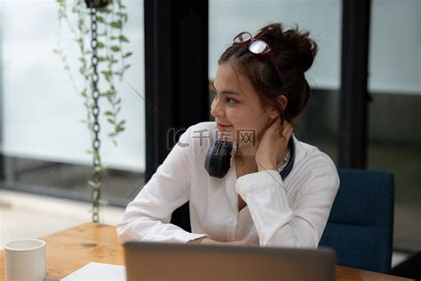 在笔记本电脑上在线工作的年轻女子的形象高清摄影大图 千库网