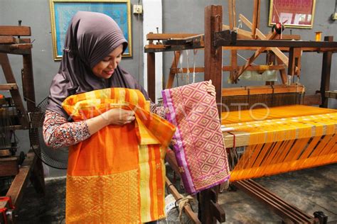 USAHA TENUN SONGKET MELAYU RIAU ANTARA Foto