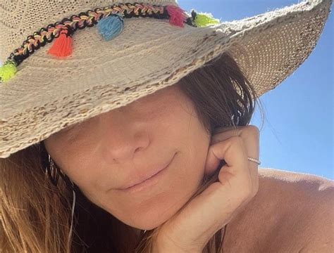 PHOTOS Carla Bruni En Maillot De Bain Et Bikini Ses Plus Belles Apparitions En Vacances