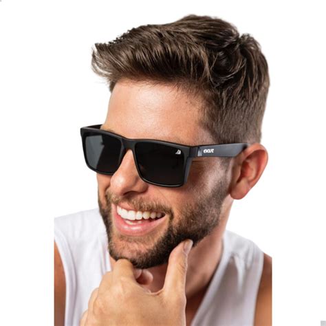 Óculos de Sol Polarizado modelo masculino Volpz preto quadrado proteção