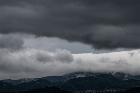 Zbog snažnog nevremena Obustavljen teretni promet između Hrvatske i