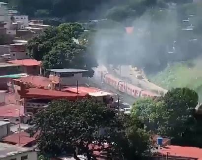 Metro de Caracas Usuarios reportan explosión de vagón en la estación