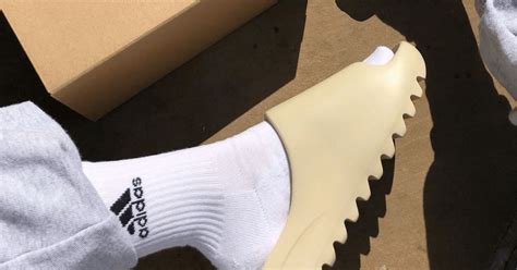 Ставим лайк: модные шлепки, которые выглядят как Yeezy Slide, а стоят ...