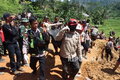 Dua Orang Anak Korban Tertimbun Longsor Di Garut Ditemukan Meninggal