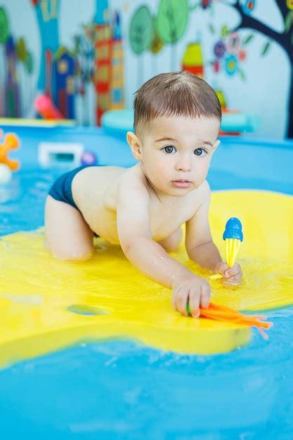 Menino Alegre De Anos Est Aprendendo A Nadar Na Piscina Aulas De