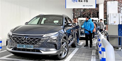 Hyundai unveils the 2024 version of its hydrogen-powered Nexo fuel-cell ...