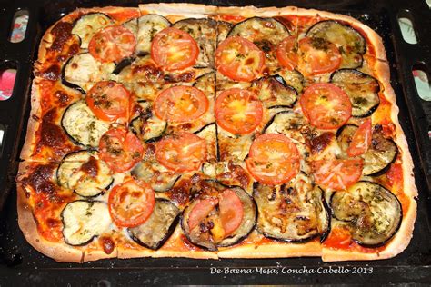 Pizza De Berenjena Y Tomate Con Aceite De Albahaca