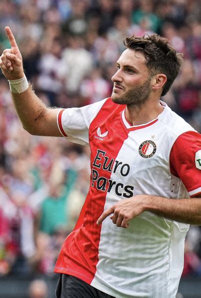 Santiago Giménez brilla con doblete en la goleada del Feyenoord al