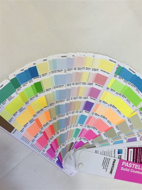 Bảng màu Pantone Pastel Neon Guide GG1504B năm 2023