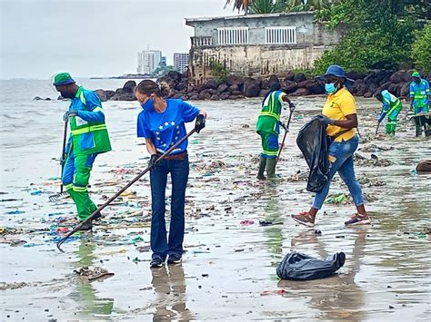 Le Gabon Et Lue Ont C L Br La Journ E De Nettoyage Des Plages Par Une