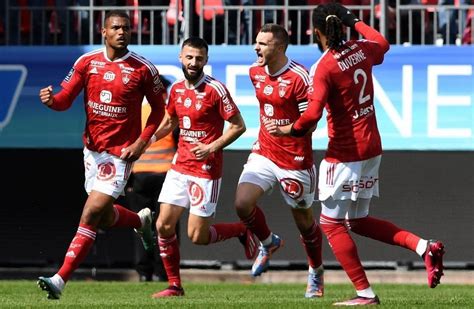 Ligue Le Stade Brestois Simpose Face Toulouse Et S Loigne De La