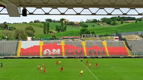 Ancona lo skyline della città sulla gradinata dello stadio Del Conero