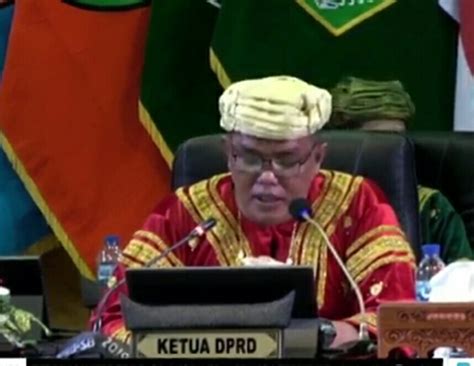 Ketua DPRD Supardi Pakai Baju Adat Minang Saat Pimpin Rapat Paripurna