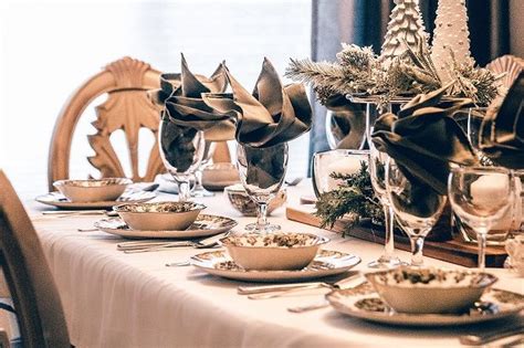 Come Abbellire La Tavola Di Natale Table Decorations Decor Table