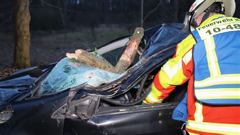 Sturm Unfall In Itzehoe Baum Kracht Auf Auto Fahrerin Berlebt Knapp