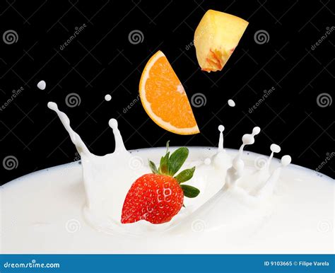 Strawberry Splash In Milk Stock Image Image Of Cool Flow 9103665