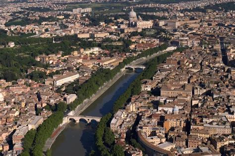 Roma Tevere Che Attraversa Centro Storico Patrimonio Unesco Radio