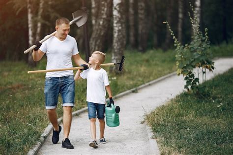 P Re Avec Petit Fils Sont En Train De Planter Un Arbre Dans Un Parc