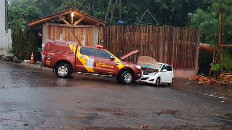 Correnteza Provocada Por Chuva Arrasta Carro Na Rua Goi S E Corpo De