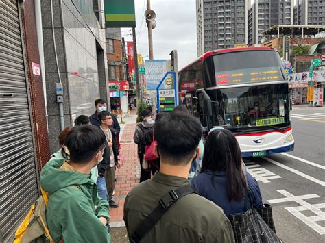 桃園市龍潭區到新北市土城捷運永寧站709公車，因業者欠缺司機，導致乘客動輒枯等4、5班，耗時1個小時以上才能擠上車，國民黨籍桃園市議員徐玉樹今