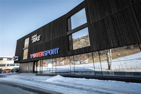 Intersport Filiale mit karbonisierter Lärchenfassade Ennobled The