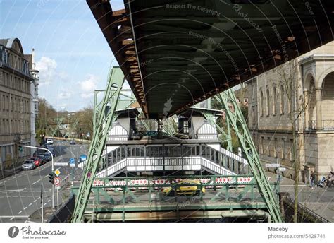 Stahlträger der Trasse an einem Bahnhof der Wuppertaler Schwebebahn