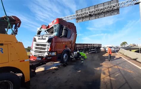 Tombamento de caminhão deixa vítima e causa interdição no Trevão de