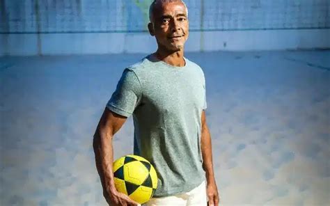 Romário assina America e pode voltar a jogar aos 58 anos