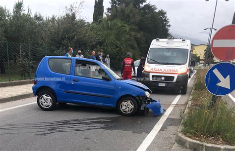 Lamezia Perde Controllo Auto Su Via Del Progresso Un Ferito E Disagi