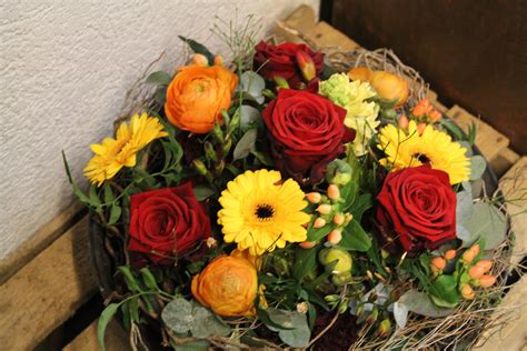 Blumengesteck Gelb Orange Rot Ausgeliefert In Worb Blumen Gestecke