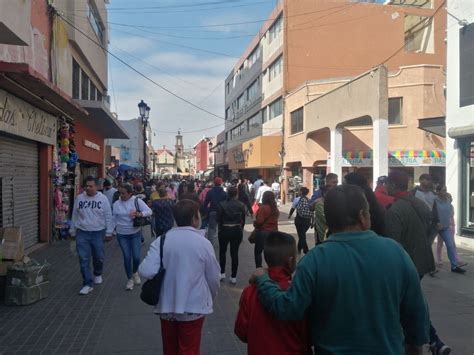 Abarrotan Centros Comerciales Y Calles De Le N En Busca De Regalos