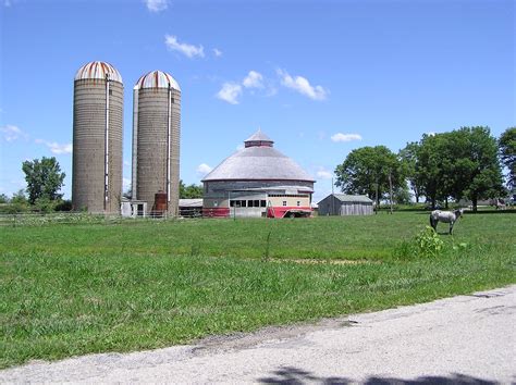 Barn And Silos One Of The Few Round Barns In The Us John Pedersen