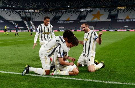 Cristiano Ronaldo Dan Dybala Sumbang Gol Juventus Menang 2 1 Atas