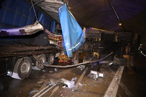 Vollsperrung Nach Schwerem Unfall In A17 Tunnel Aufgehoben Lkw