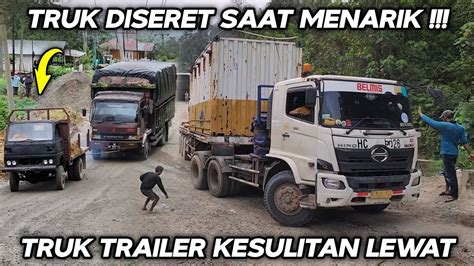 Truk Diseret Saat Menarik Truk Trailer Sangat Kesulitan Melewati