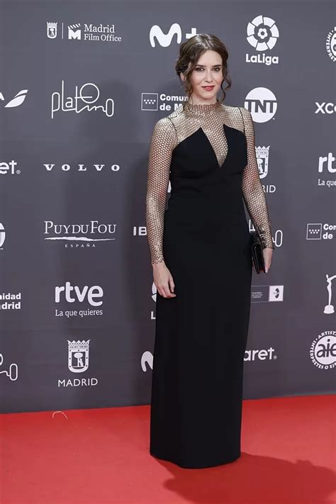 Isabel Díaz Ayuso fía todo al escote en su vestido para la toma