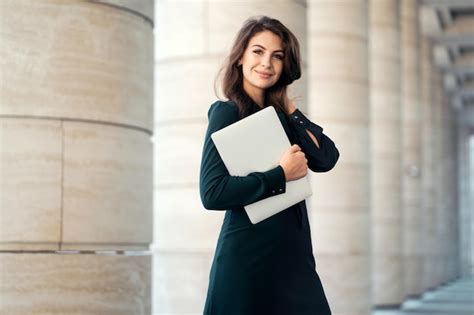 Morena De Mujer De Negocios Confiada En Un Vestido Formal Va A Trabajar