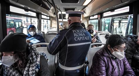 Roma Sale Sul Bus Senza Mascherina E Aggredisce Un Vigile Arrestato